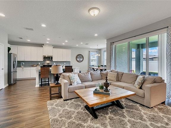 4th image of 627 Stone Oak Dr