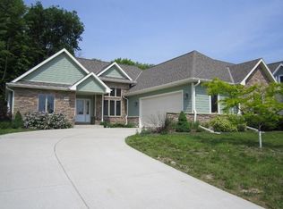 1511 Red Oak Dr, Hartford, WI 53027
