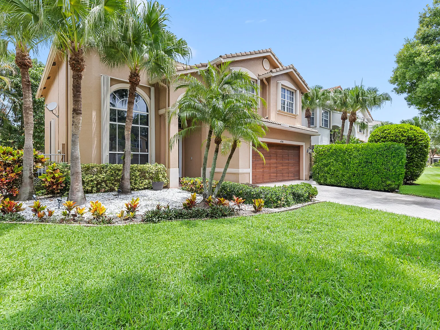 4 bed, 2.5 bath, 2730 sqft, $4,500 — Photo 4