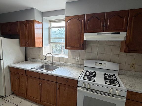 4th image of 15 Stone St #1