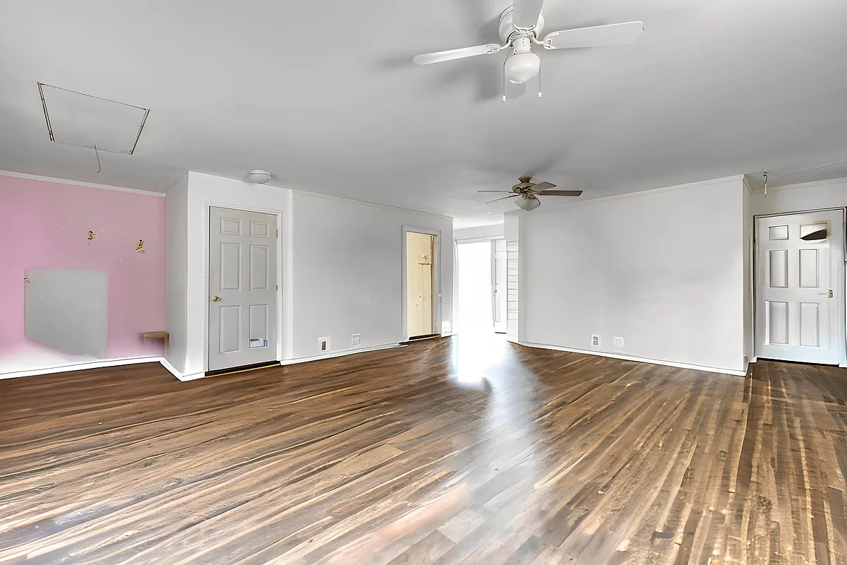 Building Photo - 8851 Sharons Way