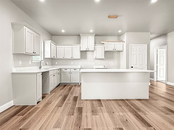 4th image of 1124 Jones St