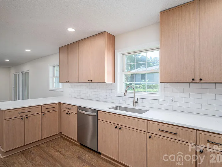 2020 Helen Dr — Photo 8
