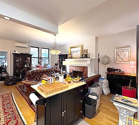 4th image of 14 W 76th St APT 1RE