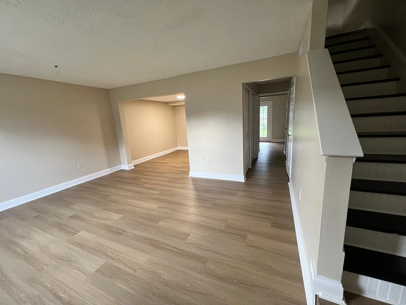 3 bed, 2.5 bath, 1400 sqft, $2,250 — Photo 2