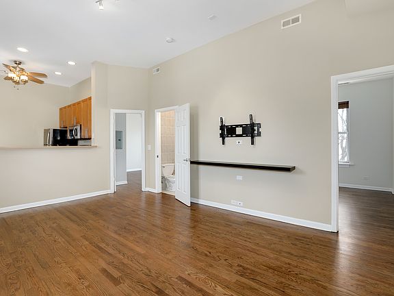 4th image of 2605 N Hamlin Ave #3