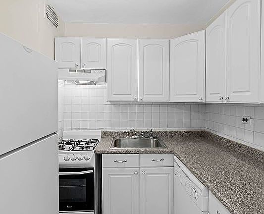 4th image of 5900 Arlington Ave APT 4P