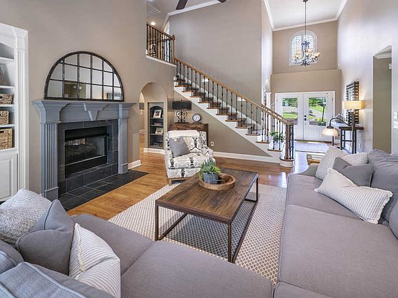 4th image of 1927 Shady Hollow Ln