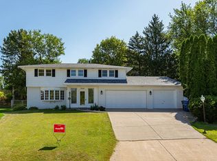 2541 Bayberry Ct, Bettendorf, IA