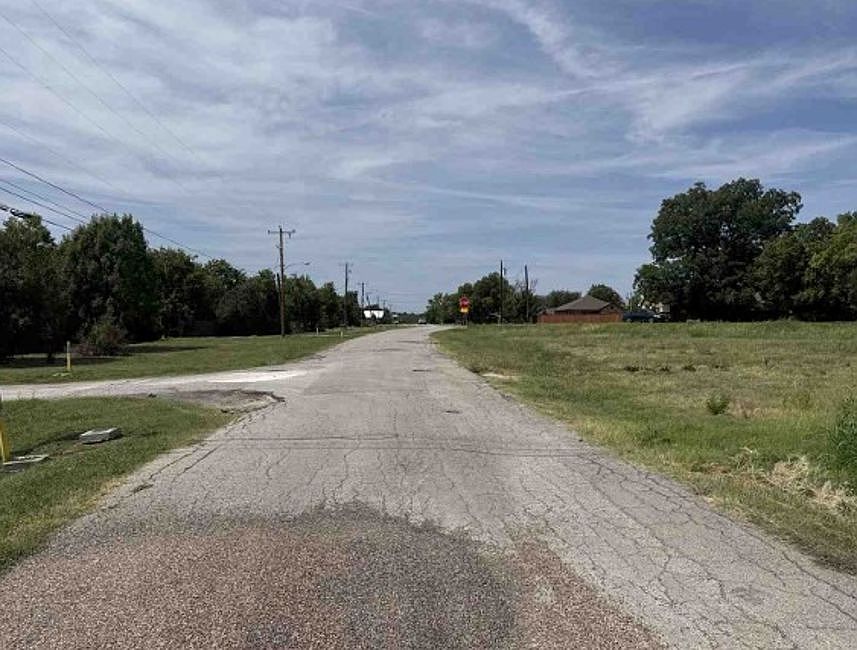 Exterior Neighborhood (street photo)
