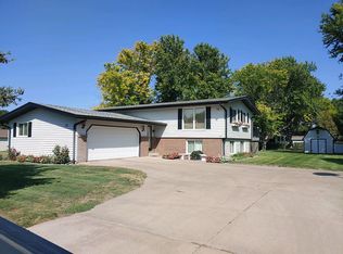32 Redwood Dr, Kearney, NE 68845