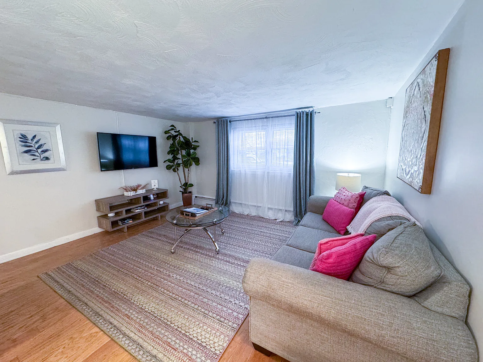 1 bed, 700 sqft, $4,415 — Photo 2