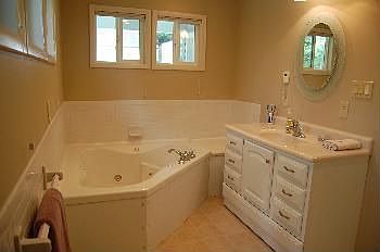 5th image of 1014 Charlton Pl