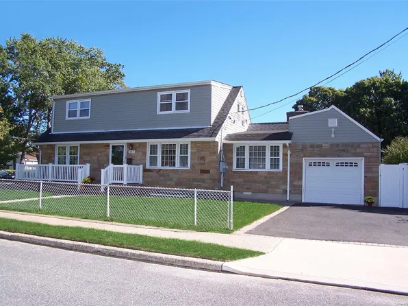217 E John Street, Lindenhurst, NY 11757