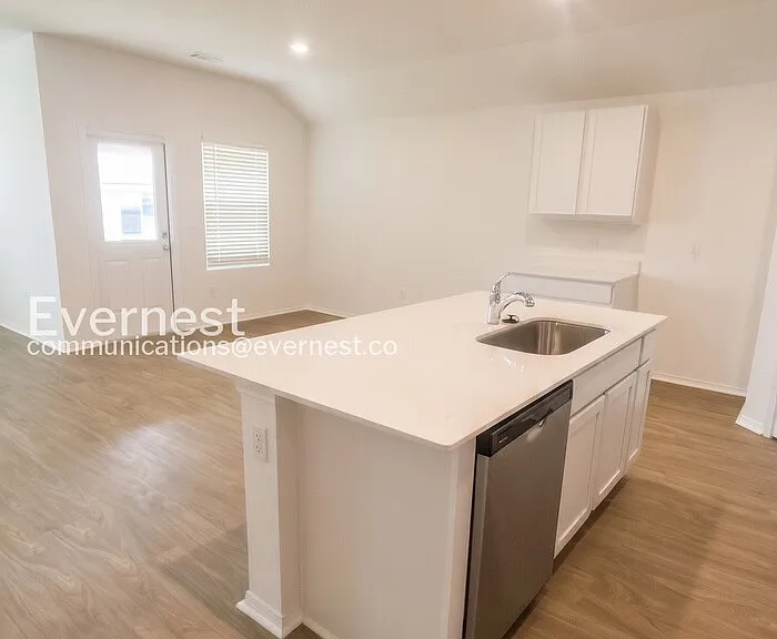 108 E Sunbelt Ct — Photo 3