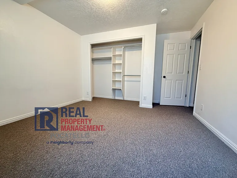 1586 Dustin Cir — Photo 23