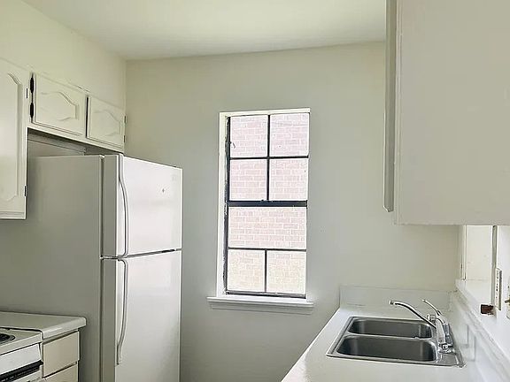 3rd image of 115 Louisiana Ave #D