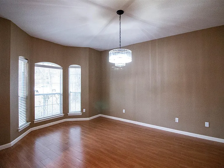3318 Shadowcrest Ct — Photo 2