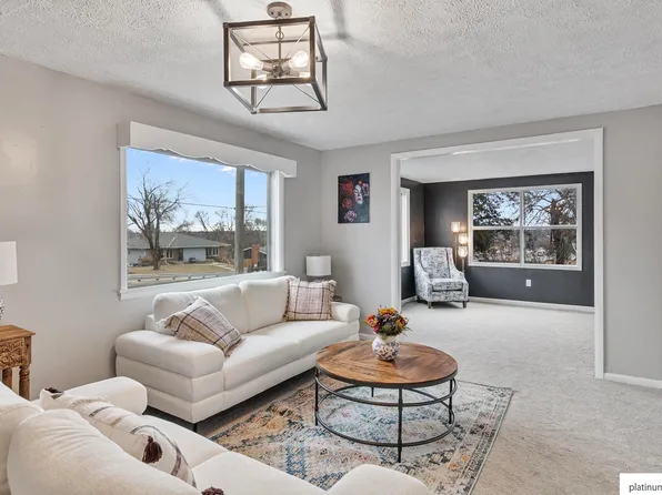 9635 Maple St, Omaha, NE 68134