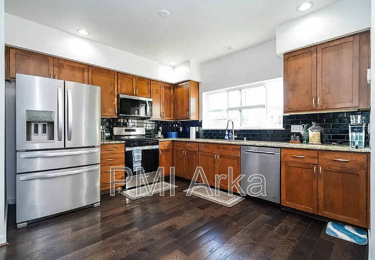 2460 NE Park Dr — Photo 5