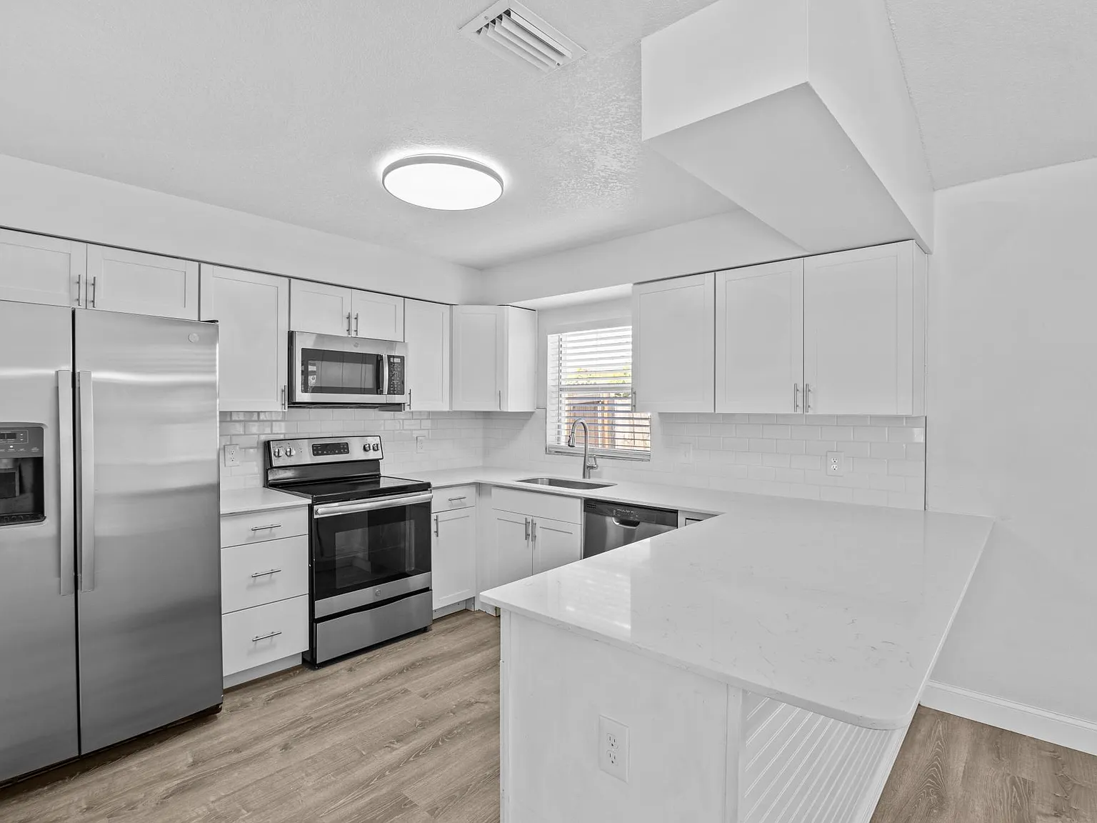 3 bed, 1265 sqft, $2,399 — Photo 4