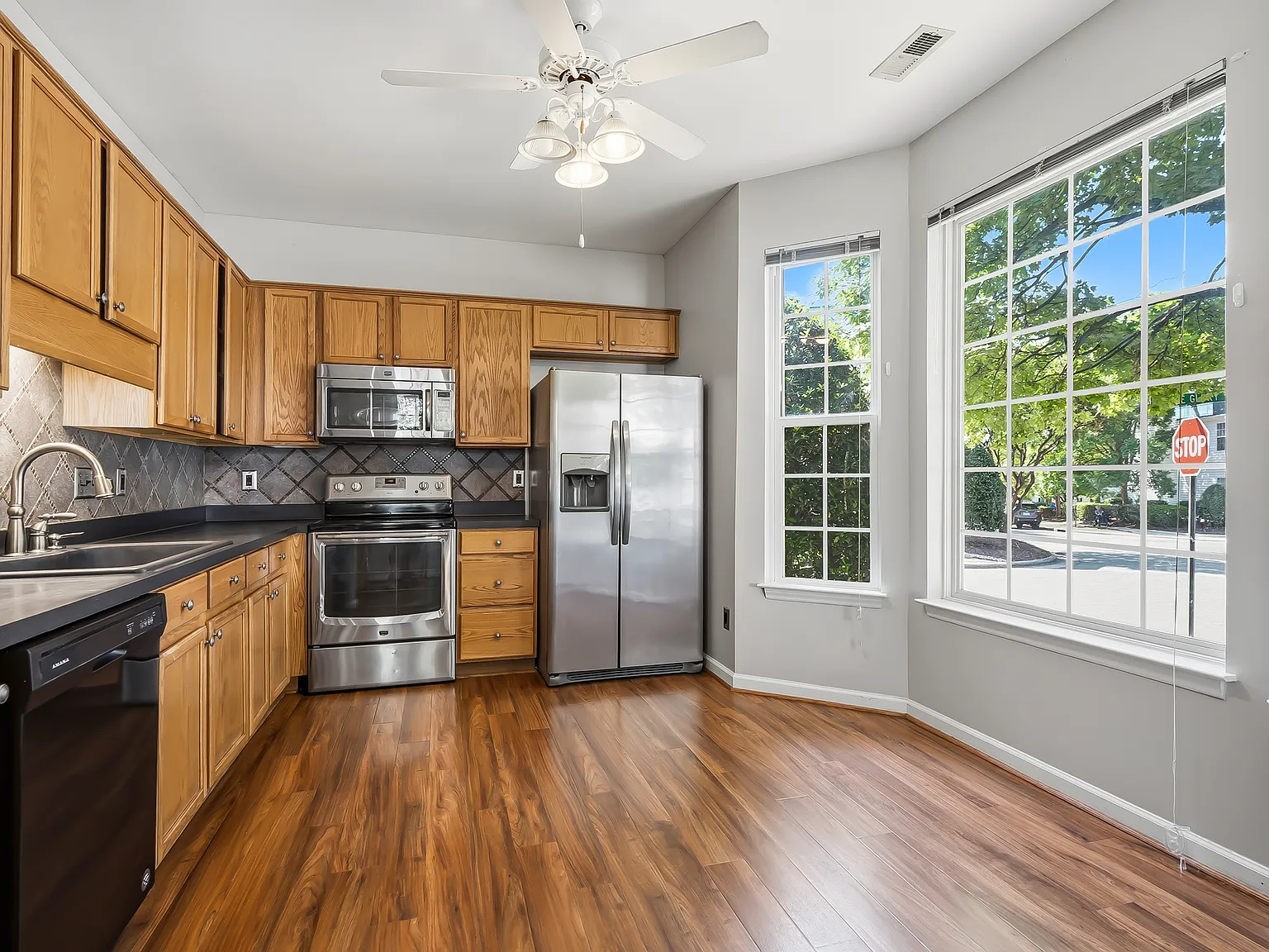 3 bed, 1889 sqft, $2,050 — Photo 4