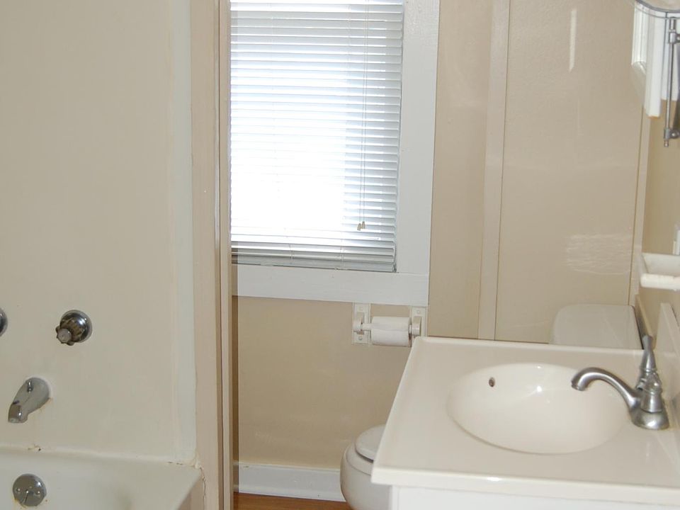 Full bathroom #1 off kitchen