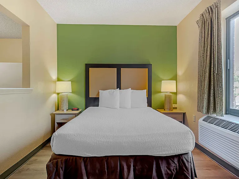 Deluxe Studio - 1 Queen Bed