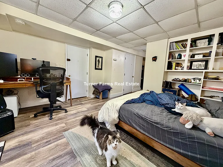 Cameron Ave — Photo 6