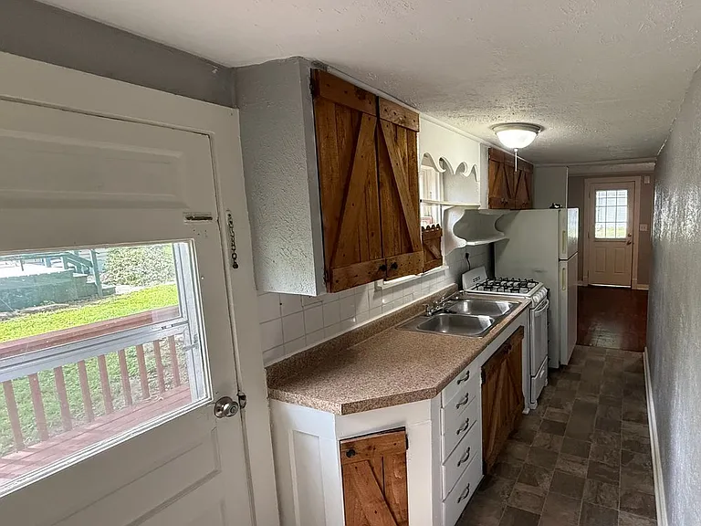805 Rhodes Ave — Photo 6