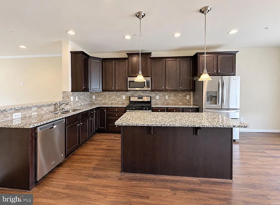 3 bed, 2.5 bath, 2400 sqft, $3,200 — Photo 2