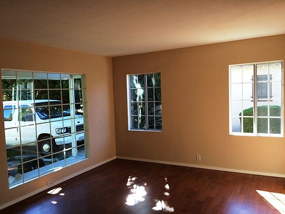 Livingroom has a Fireplace