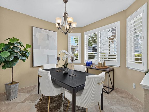 4th image of 305 Sutton Cir