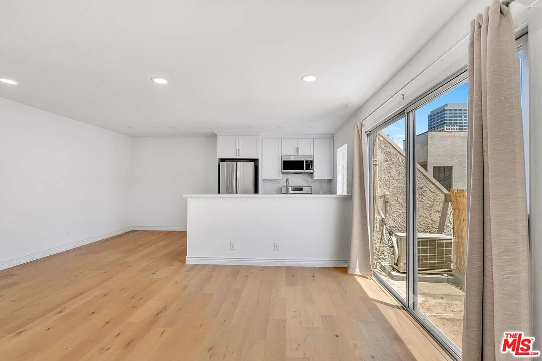 2 bed, 2.0 bath, 912 sqft, $3,400 — Photo 3