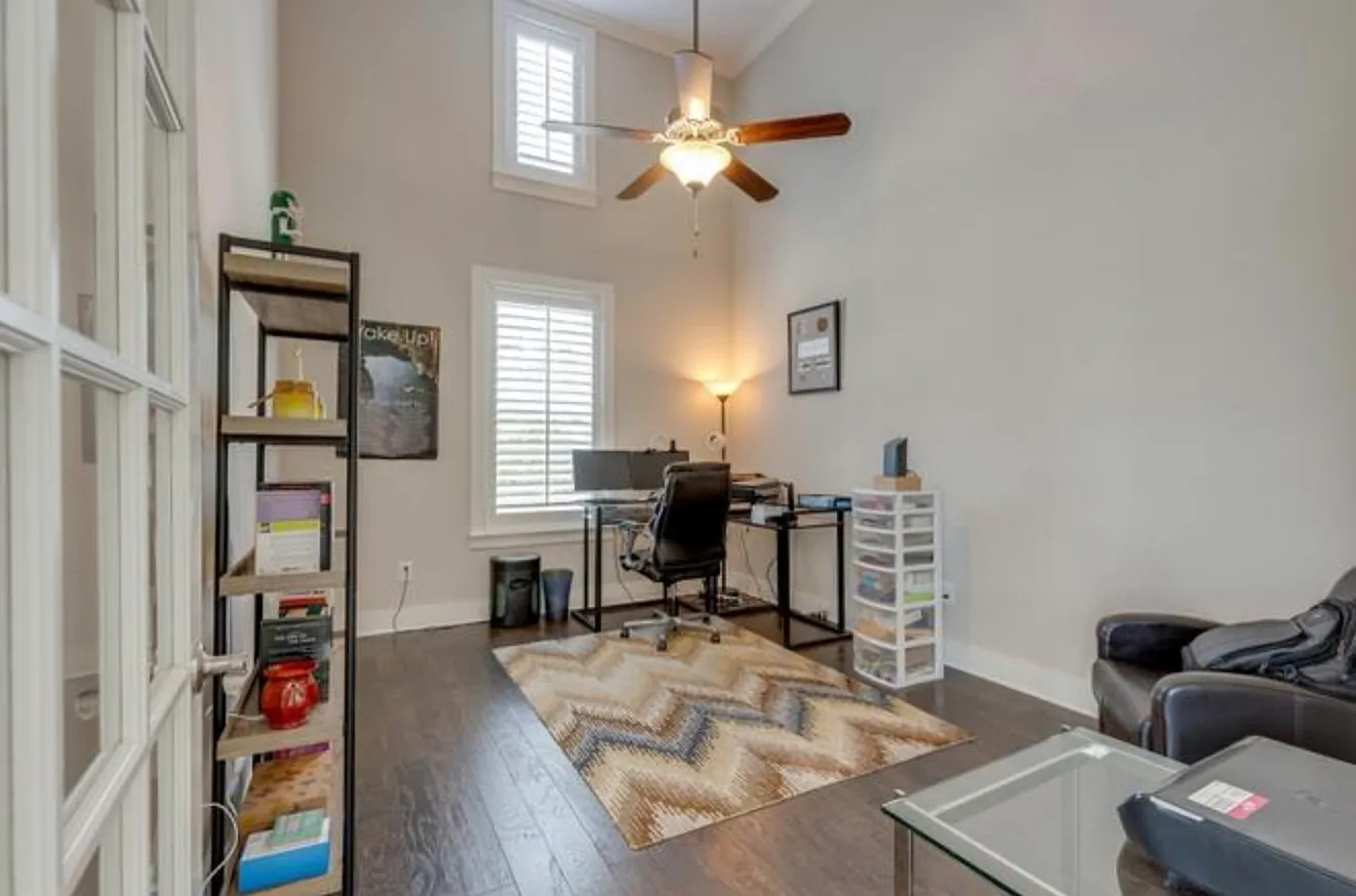 3 bed, 2.5 bath, 3054 sqft, $4,500 — Photo 2