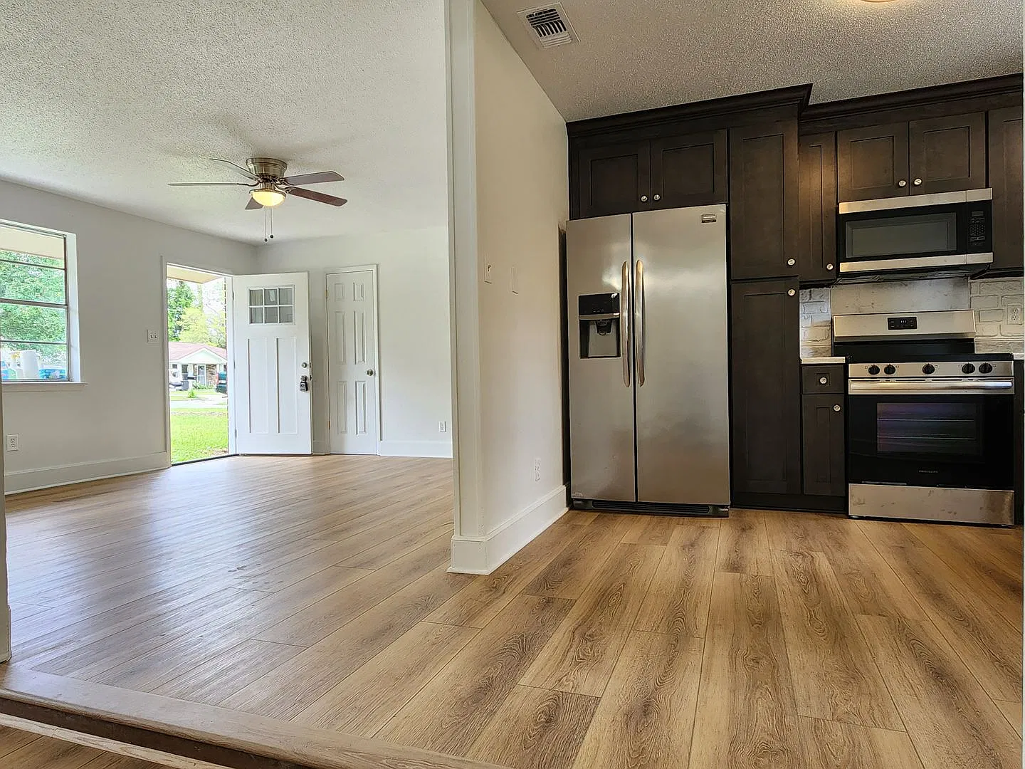 Stunning 4 bedroom, 2 bathroom home located on Wilmington Island — Photo 4