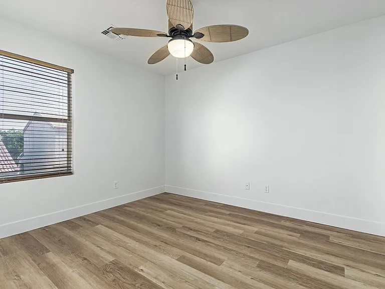 7007 W Mercer Ln — Photo 14