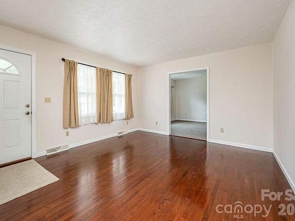 4th image of 107 Maywood Rd
