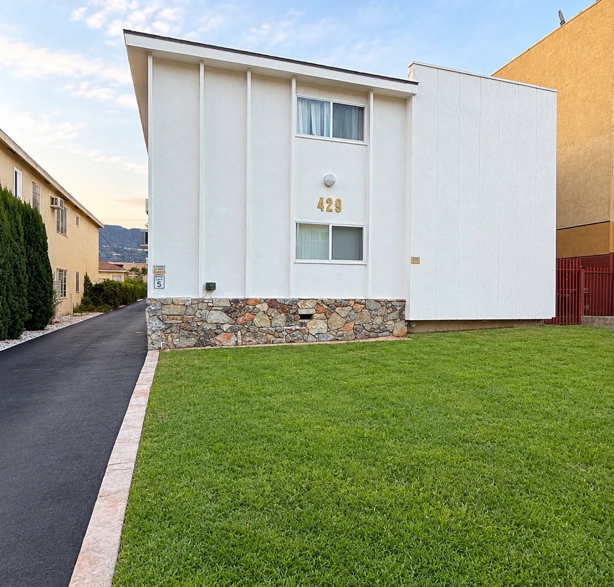 2 bed, 950 sqft, $2,500 — Photo 1