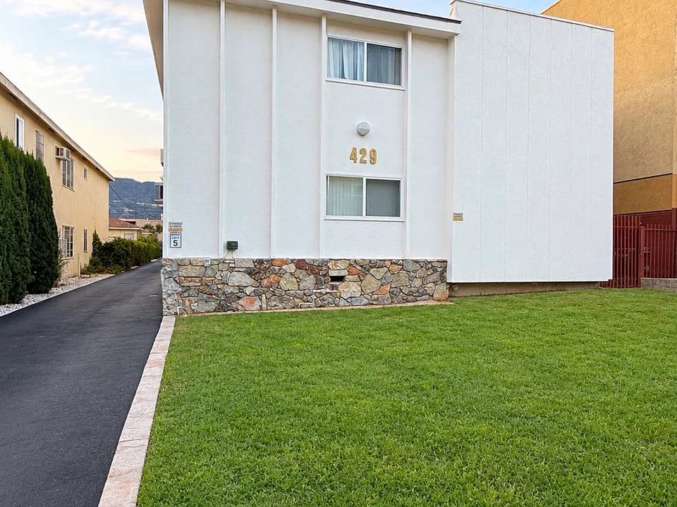 429 W Glenoaks Blvd #4