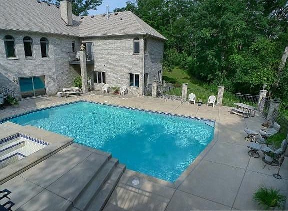 4th image of 9240 Knollwood Dr N