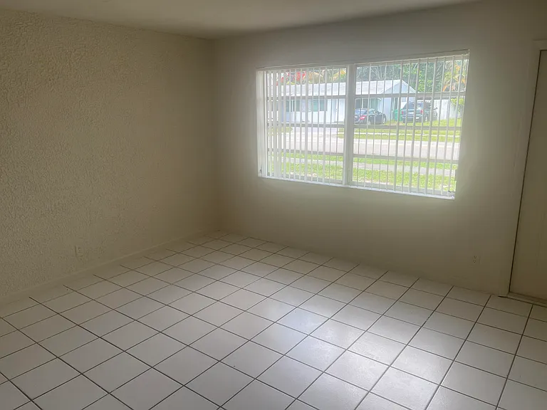 2410 SW 44th Ave — Photo 8
