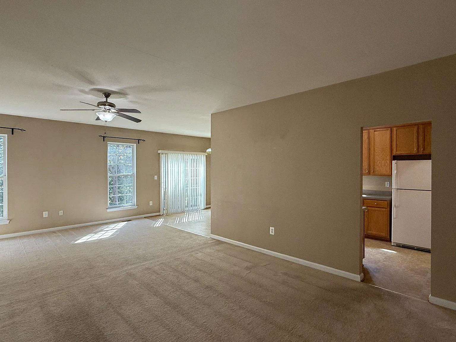 3 bed, 2.0 bath, 2214 sqft, $2,100 — Photo 2