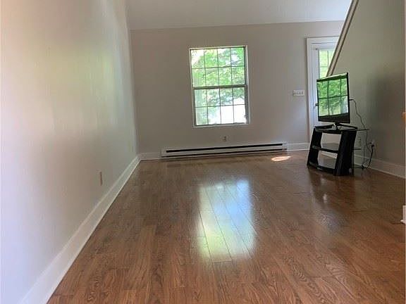 4th image of 135 Burlington Oval Dr