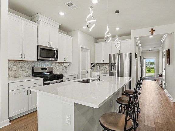 4th image of 415 Rollins Dr.