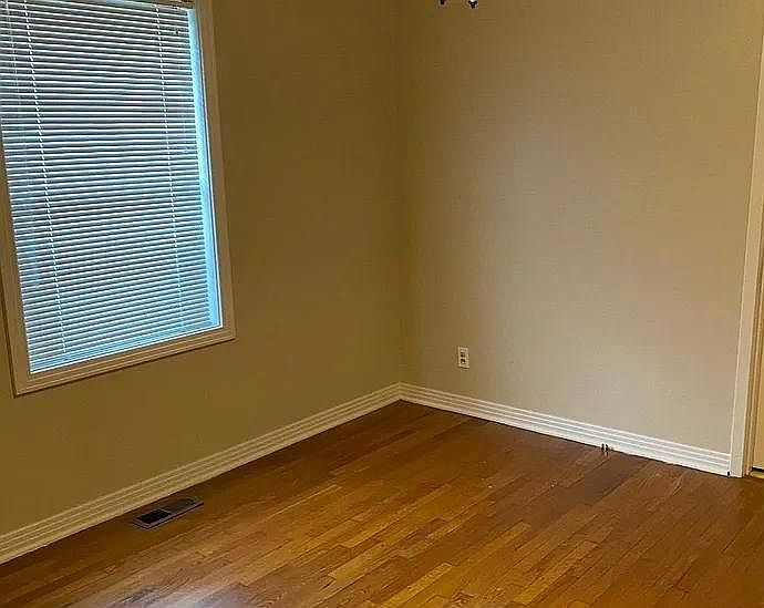 2nd image of 207 Mountain View St