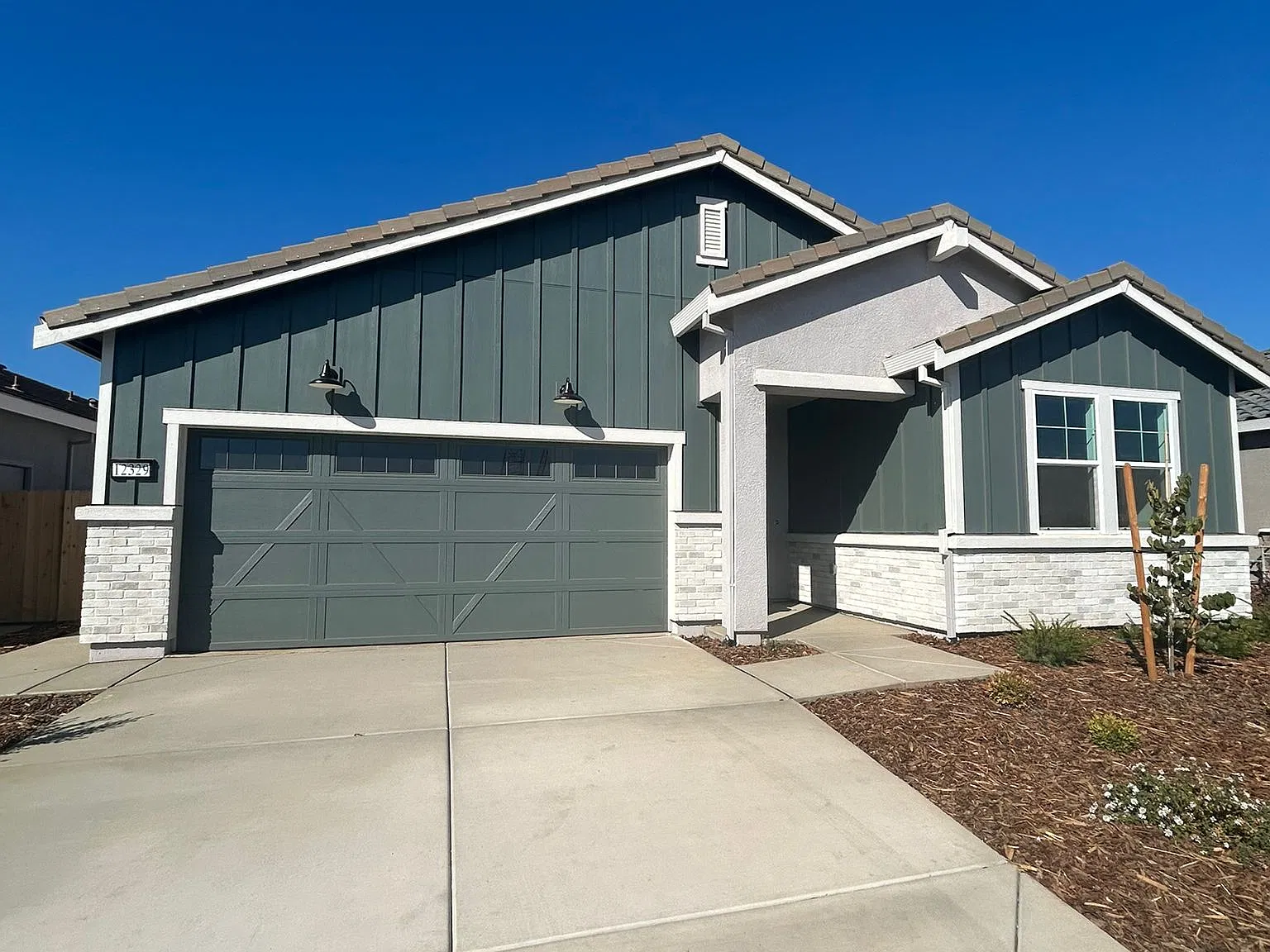 4 bed, 2.5 bath, 2095 sqft, $3,550 — Photo 2