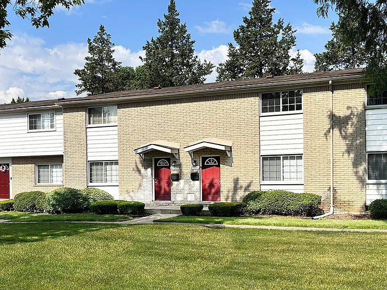 spacious, up to 1,450 sq. ft. apartments and townhomes.