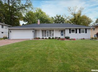 1717 Skyline Dr, Bettendorf, IA 52722