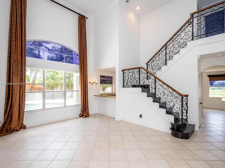 351 SW 184th Ter — Photo 8